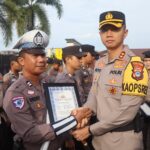 Kapolres Tabalong Berikan Penghargaan Kepada Personel Berprestasi