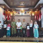 Bupati, Kapolres dan Dandim Balangan Serahkan 50 Al-Qur’an Kepada Santri TPA Desa Suryatama