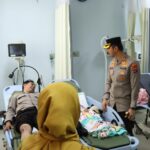 Kapolres Tabalong Besuk Anggota yang Mengalami Kecelakaan Tunggal