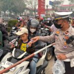 Di Tengah Antrean BBM, Polres Tabalong Dan Jajaran Polsek Tabalong, Hadir Untuk Membagikan Air Mineral untuk Masyarakat