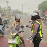 Polres Tabalong Perbanyak Pembagian Masker Kepada Warga Tabalong, Karena Kualitas Udara Mencapai Level Berbahaya